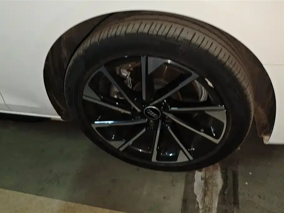 Audi A4L 2023 из CN, фото 6