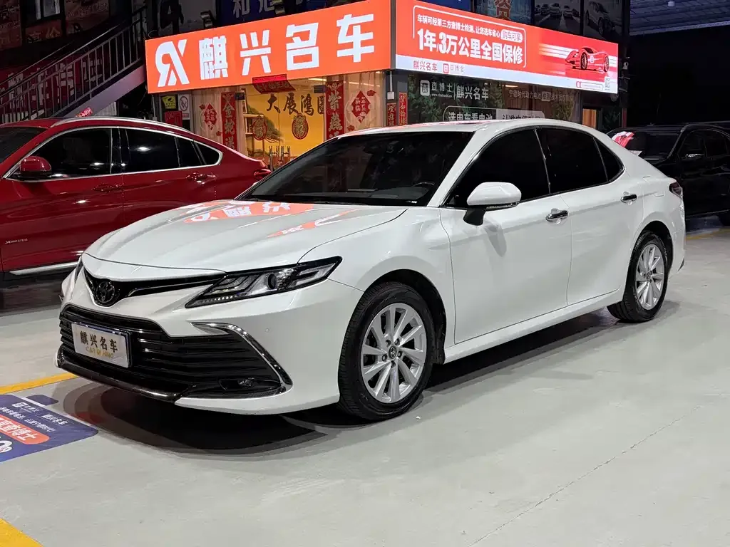 Toyota Camry — фото 1