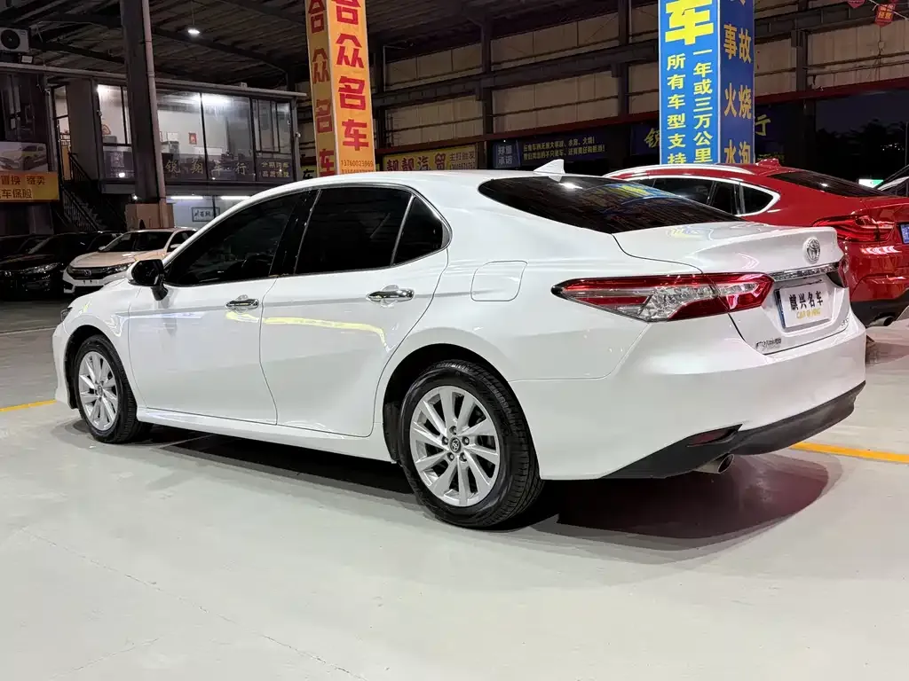 Toyota Camry — фото 4