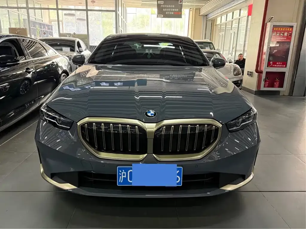 BMW 5 Series — фото 1