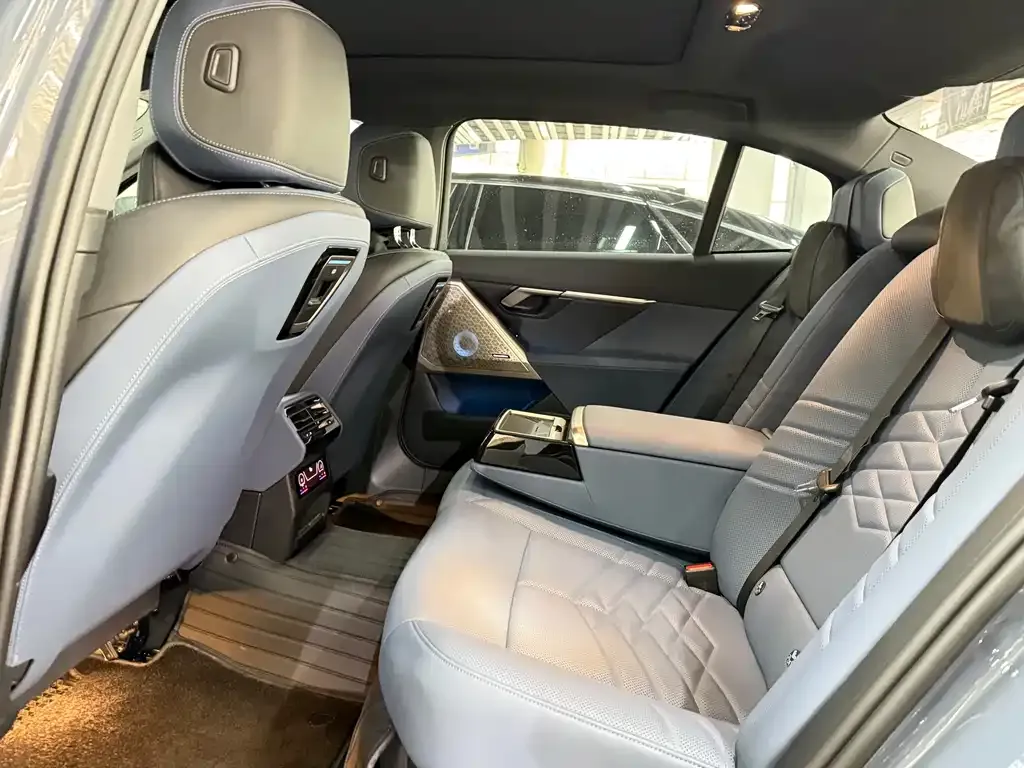 BMW 5 Series — фото 10