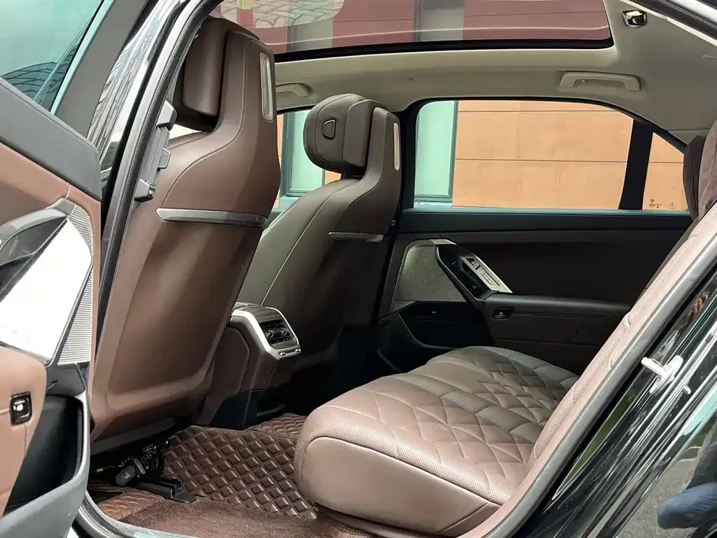 BMW 7 Series 2023 из CN, фото 8