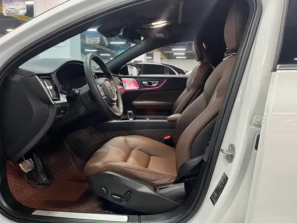 Volvo S60 2023 из CN, фото 4