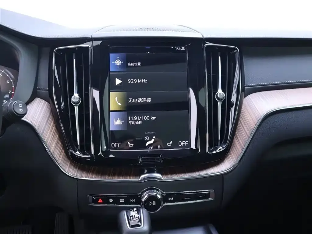 Volvo XC60 — фото 10