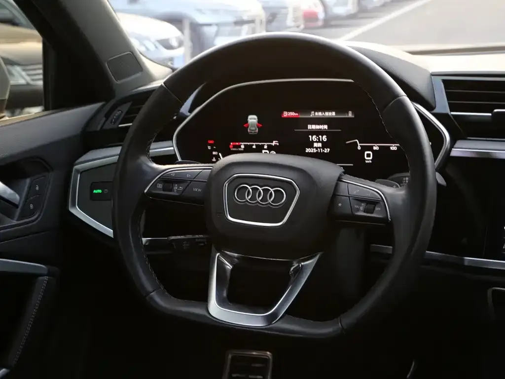 Audi Q3 — фото 5