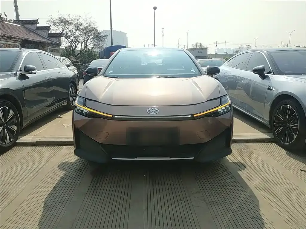 Toyota bZ3 2023 из CN, фото 3