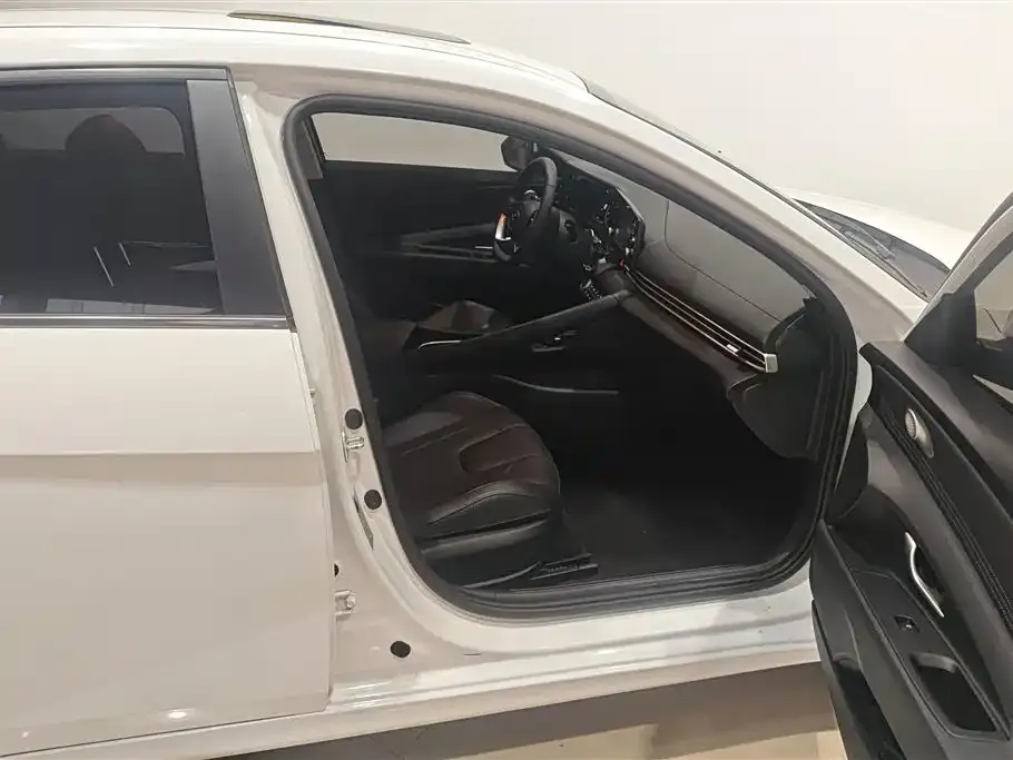 Hyundai Elantra 2023 из CN, фото 8