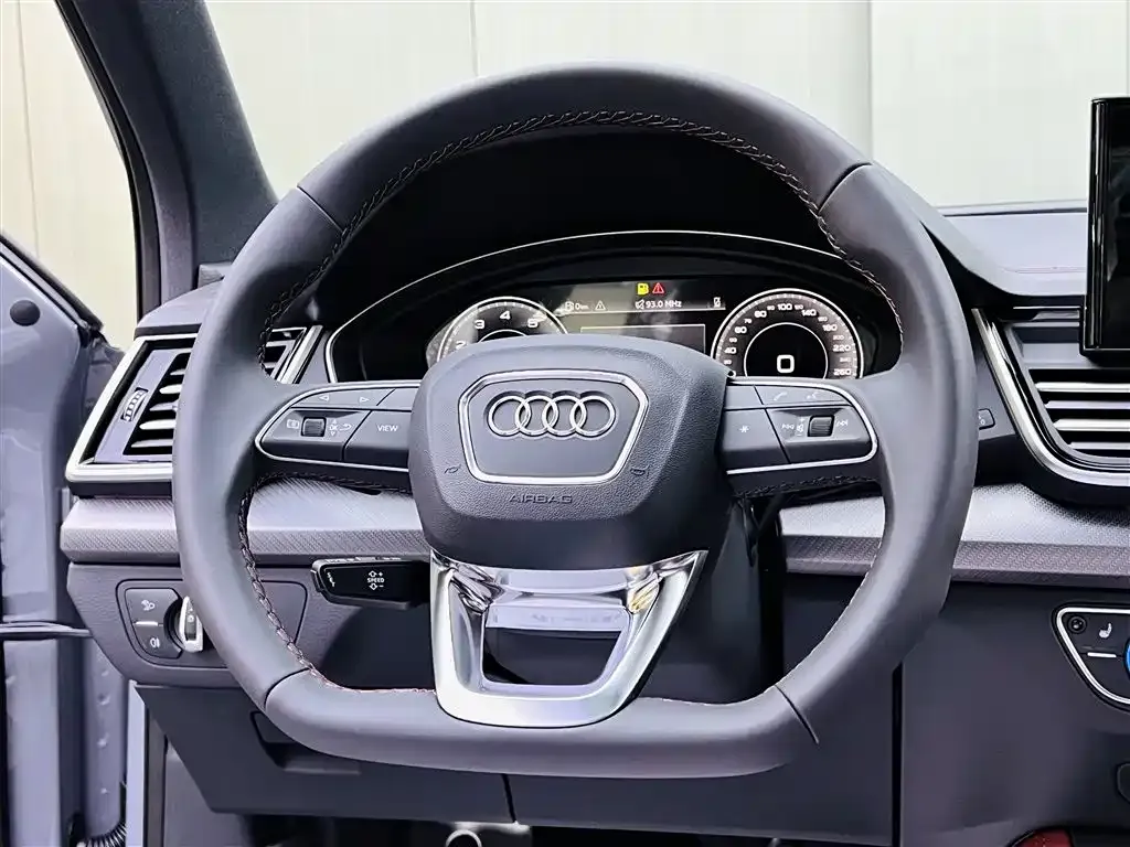 Audi Q5L — фото 10