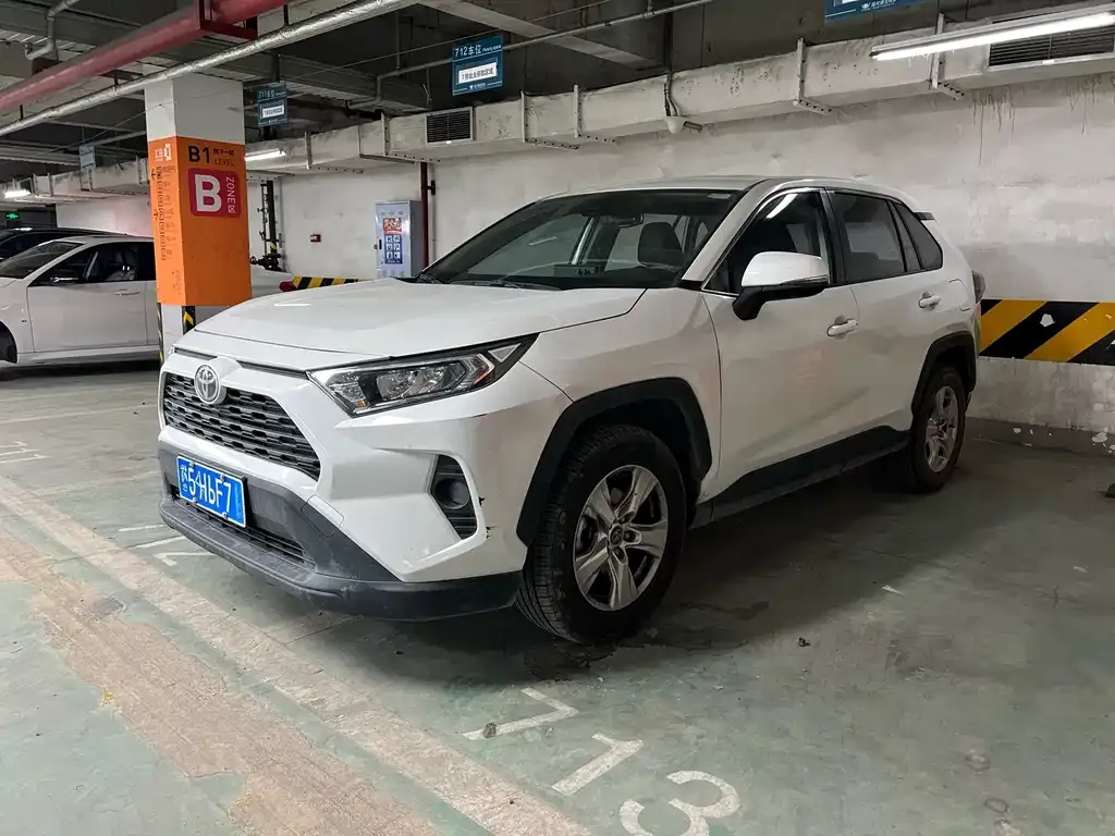 Toyota RAV4 2023 из CN, фото 1