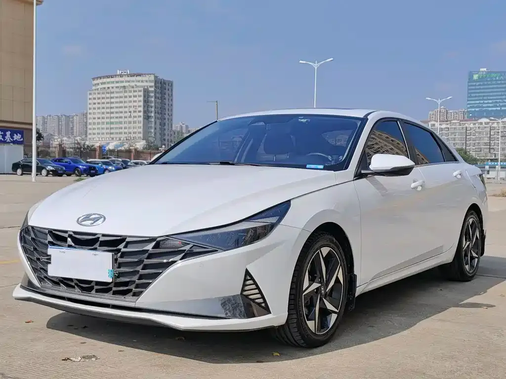 Hyundai Elantra — фото 1