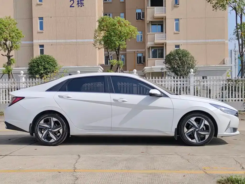 Hyundai Elantra — фото 8