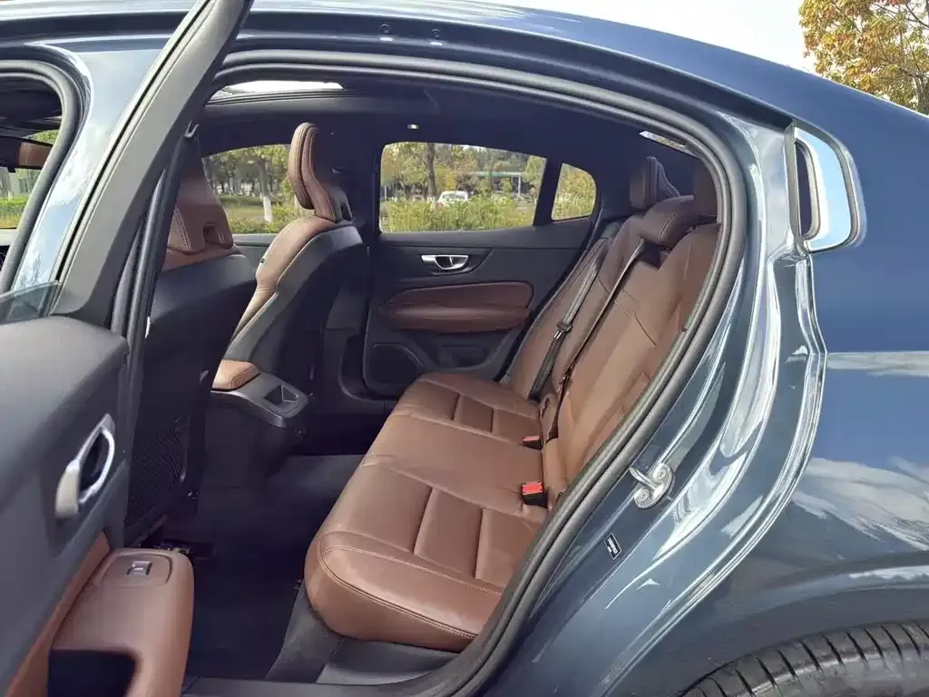 Volvo S60 2023 из CN, фото 8