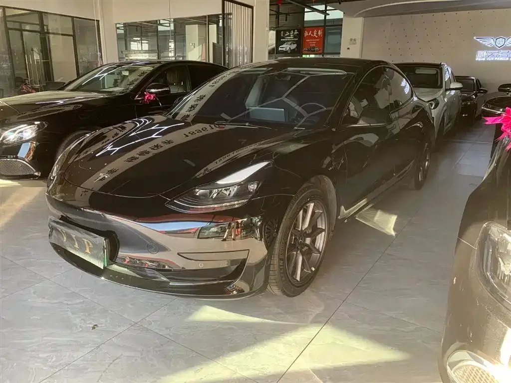 Tesla Model 3 — фото 1