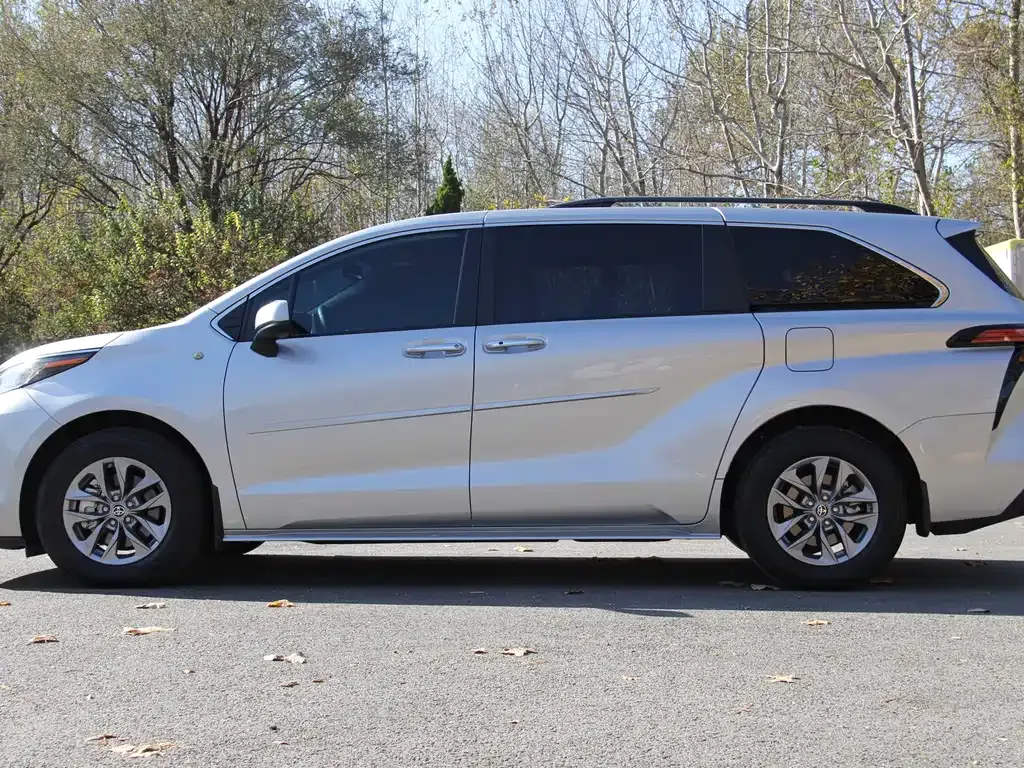 Toyota Sienna 2022 из CN, фото 4