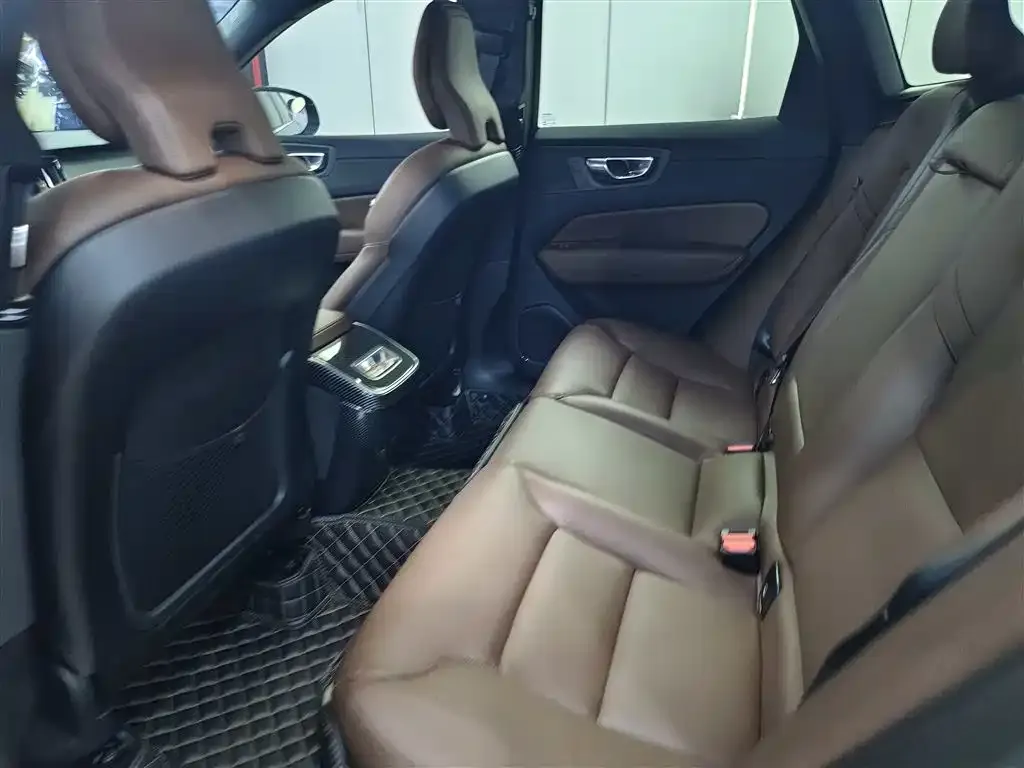 Volvo XC60 — фото 10