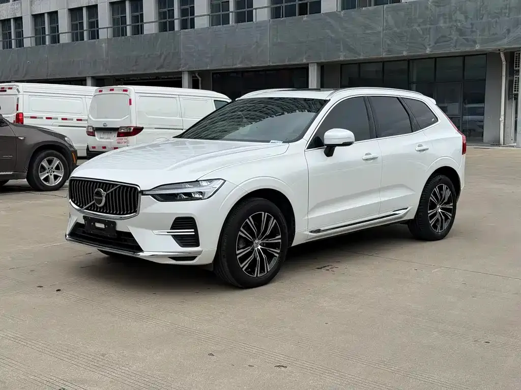 Volvo XC60 — фото 1