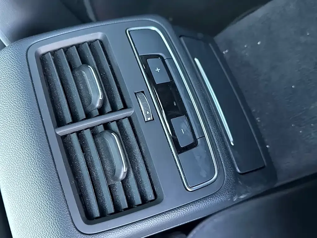 Audi A4L 2025 из CN, фото 10