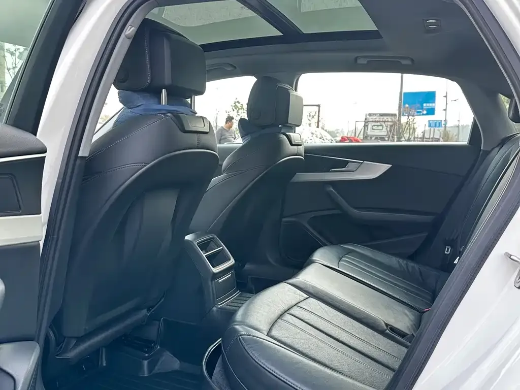Audi A4L 2021 из CN, фото 10