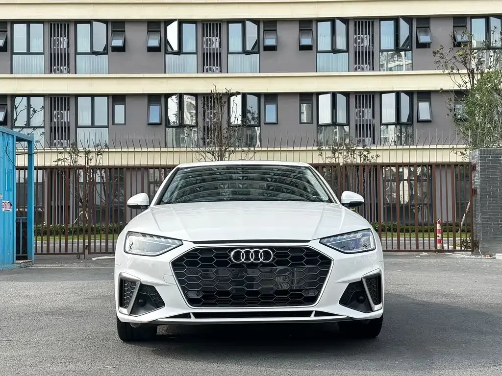 Audi A4L 2021 из CN, фото 2