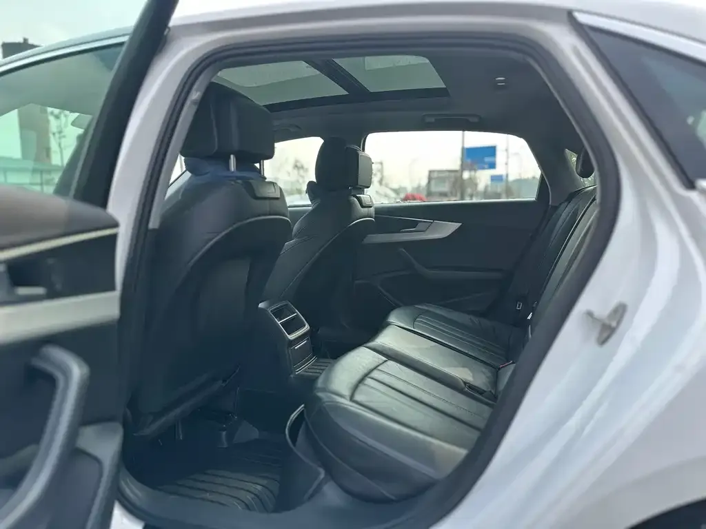 Audi A4L 2021 из CN, фото 9