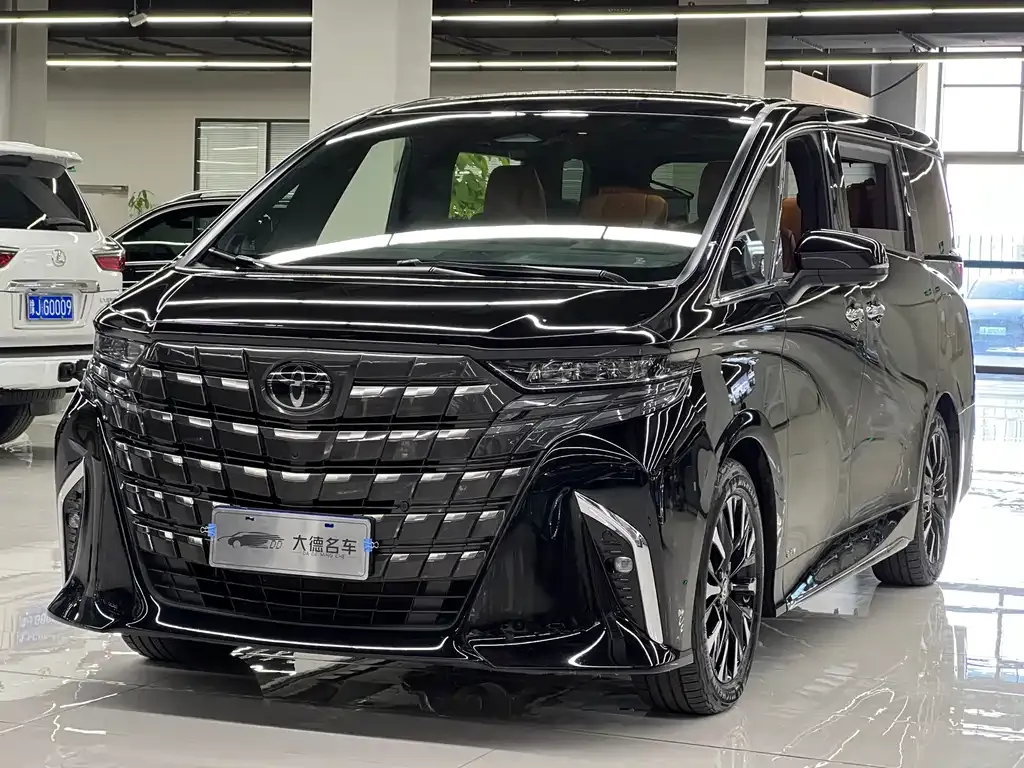 Toyota Alphard — фото 1