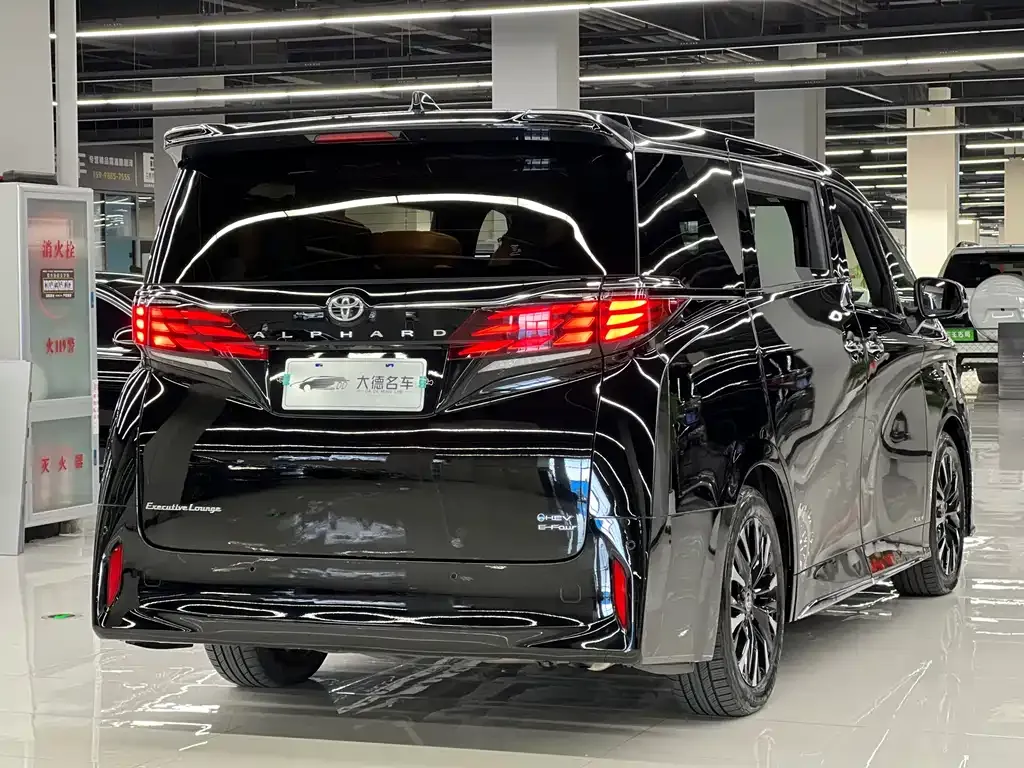 Toyota Alphard — фото 4