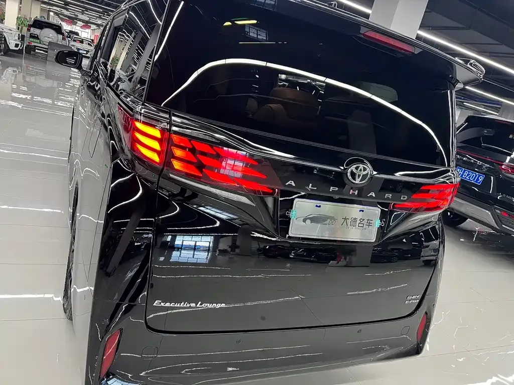 Toyota Alphard — фото 7