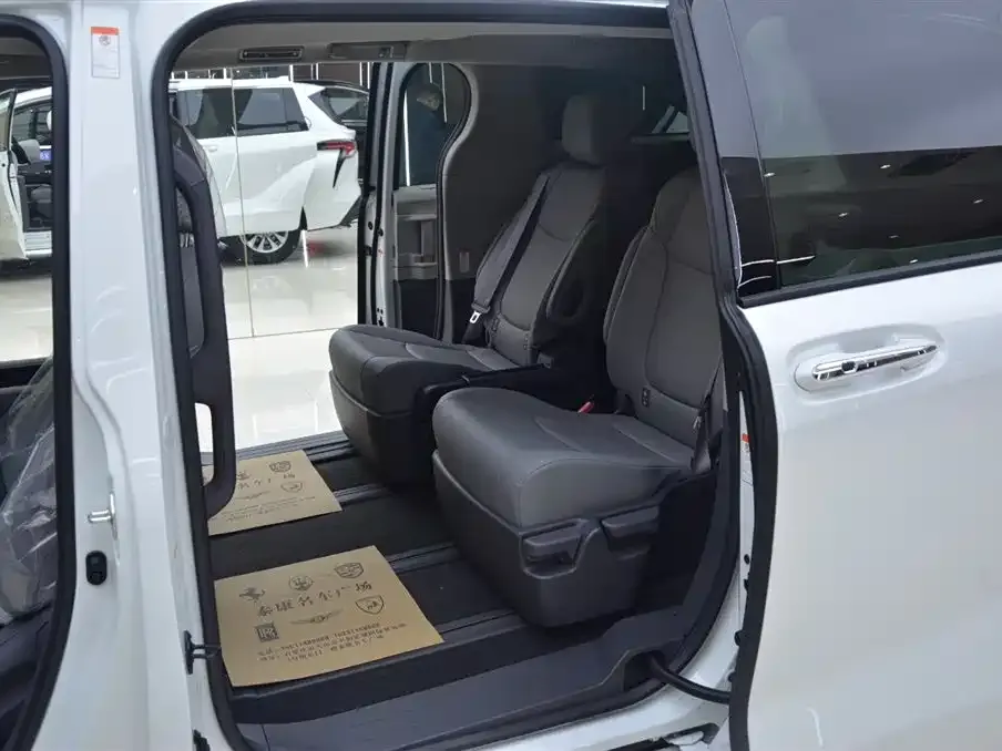 Toyota Granvia 2025 из CN, фото 5