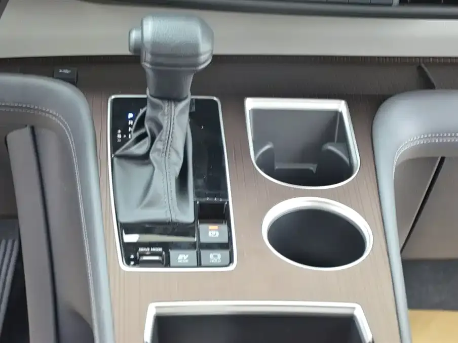 Toyota Granvia 2025 из CN, фото 8