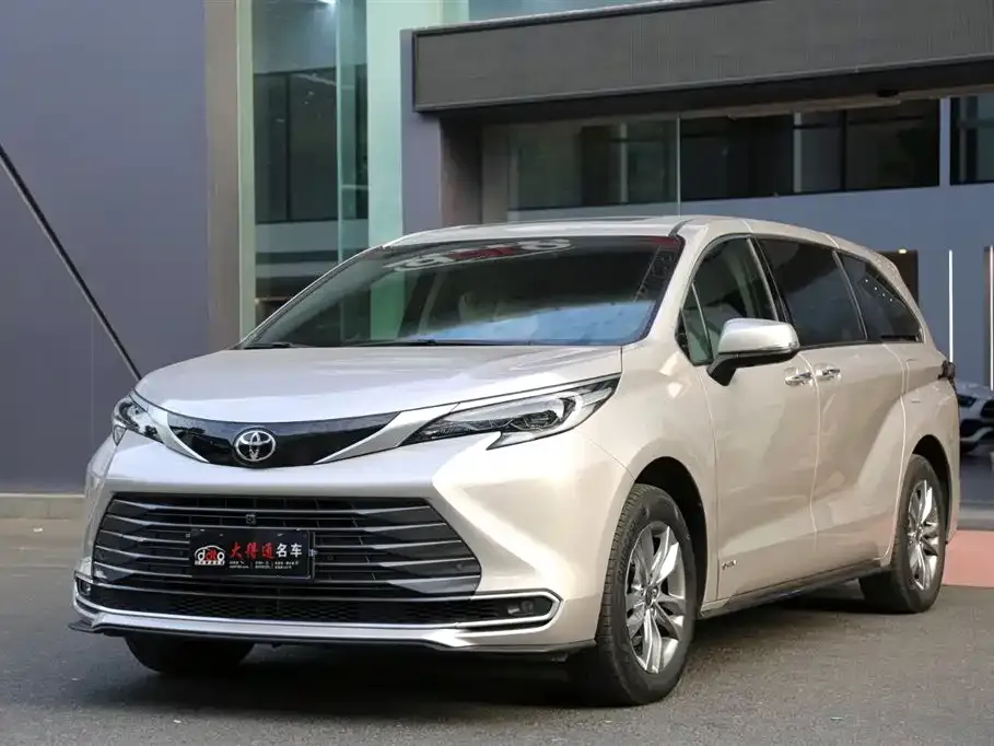 Toyota Sienna — фото 1