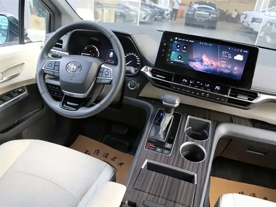 Toyota Sienna — фото 10