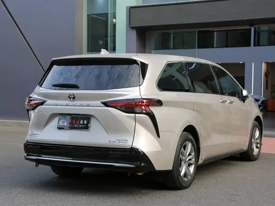 Toyota Sienna — фото 3