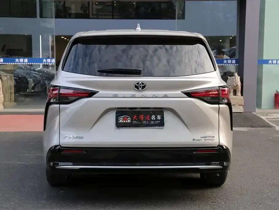 Toyota Sienna — фото 4