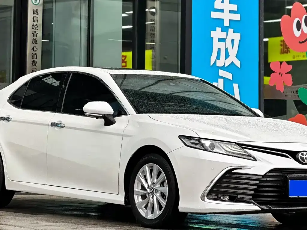 Toyota Camry — фото 1