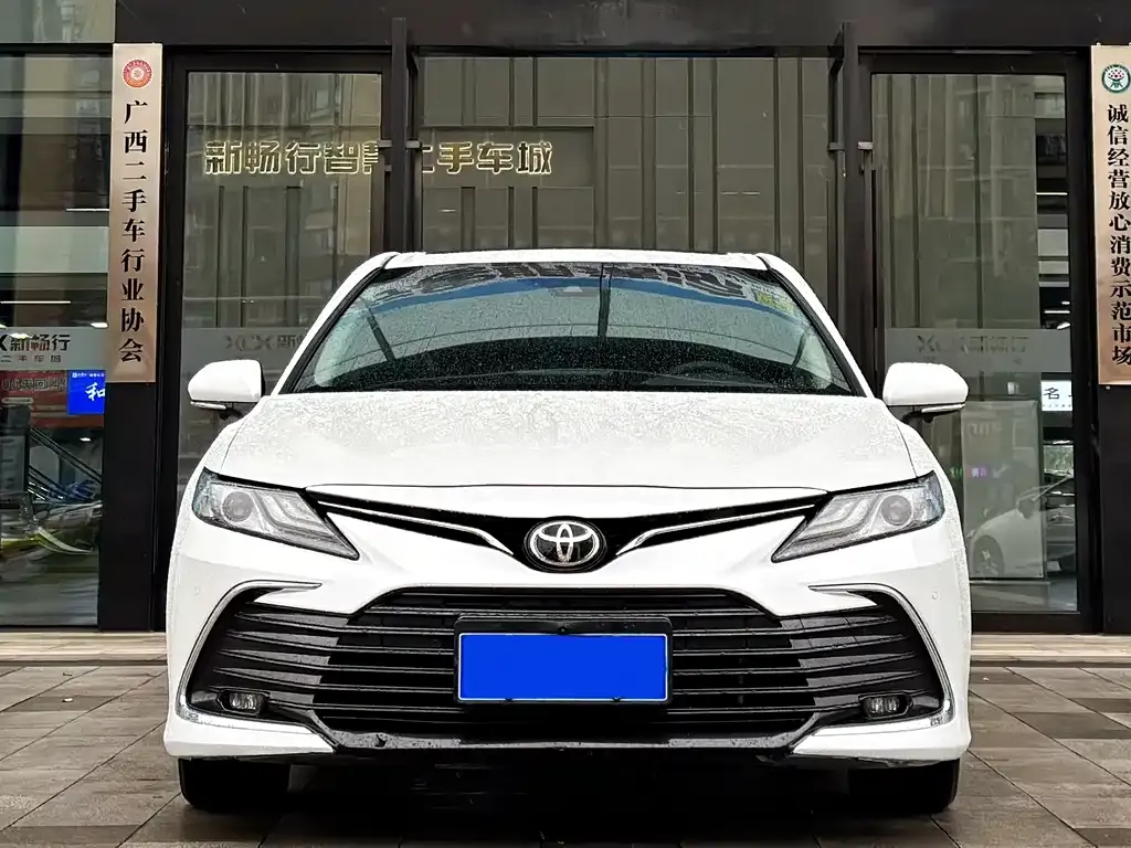 Toyota Camry — фото 2
