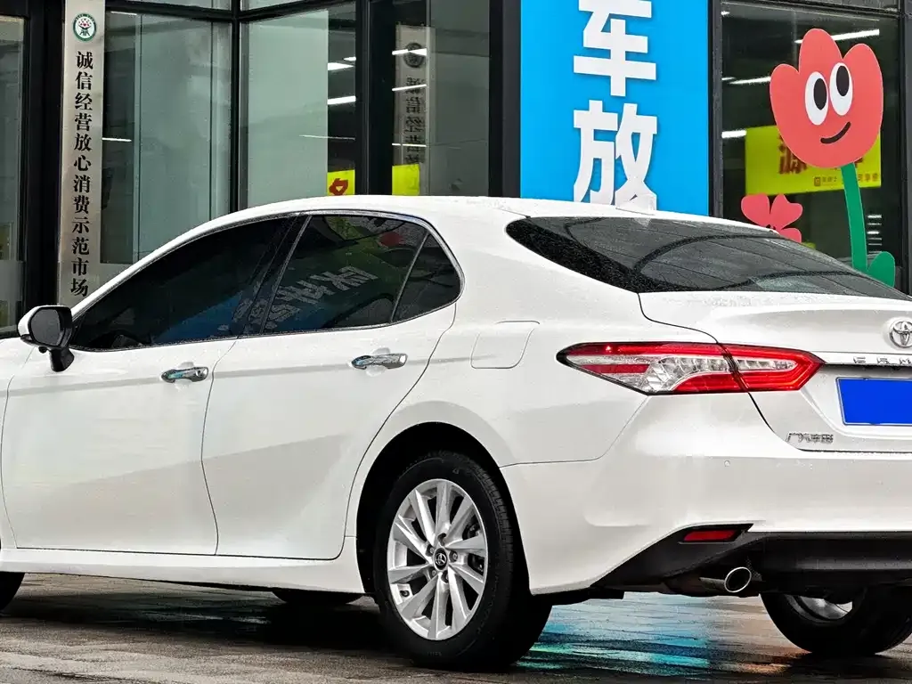 Toyota Camry — фото 7