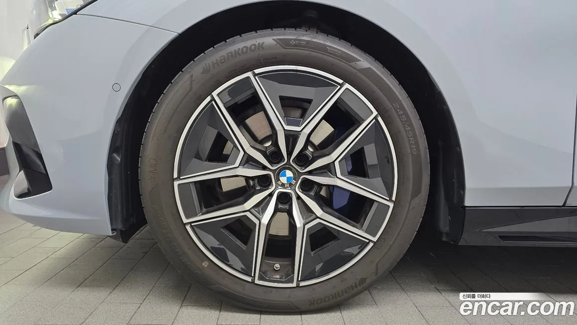 BMW 5-Series 2025 из KR, фото 5