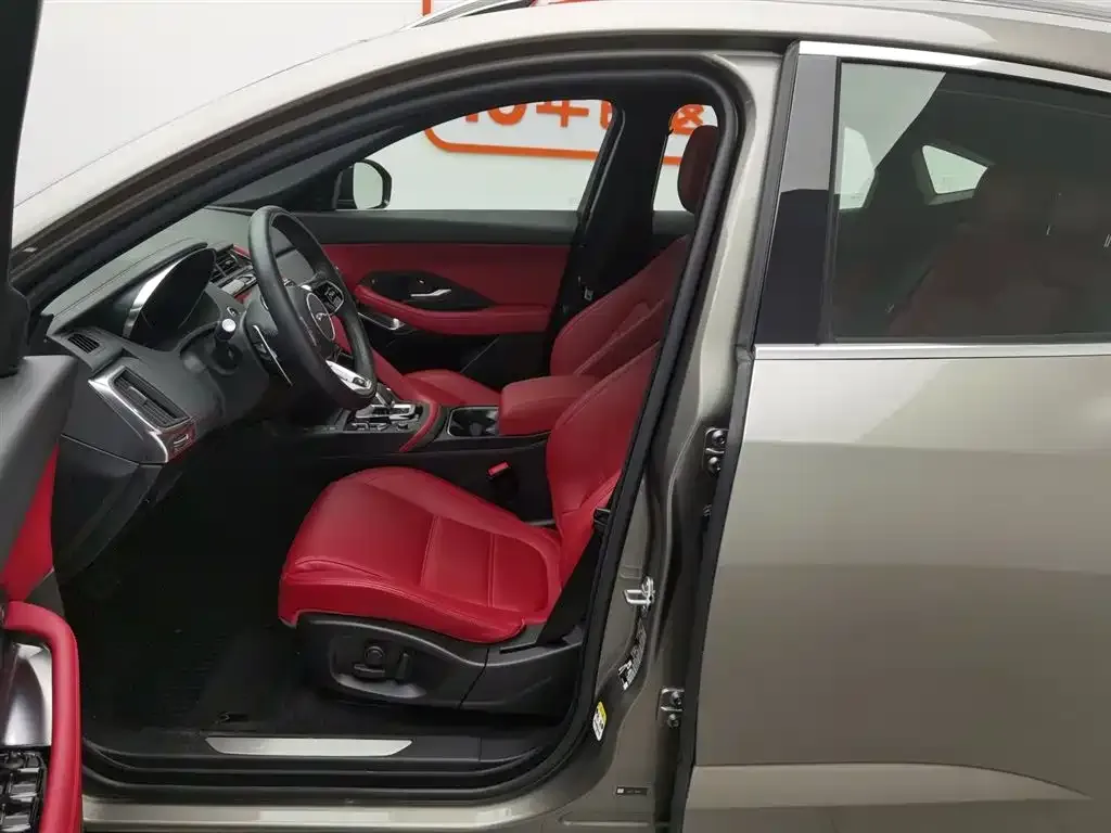 Jaguar E-PACE — фото 10