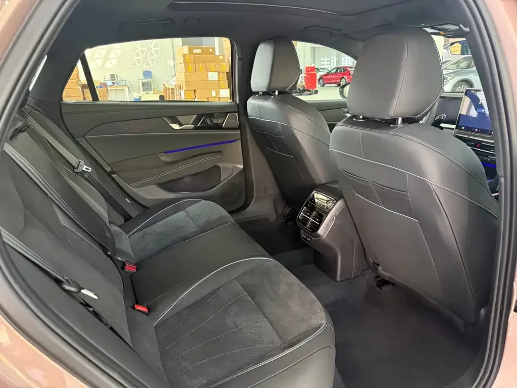 Volkswagen Passat 2024 из CN, фото 8