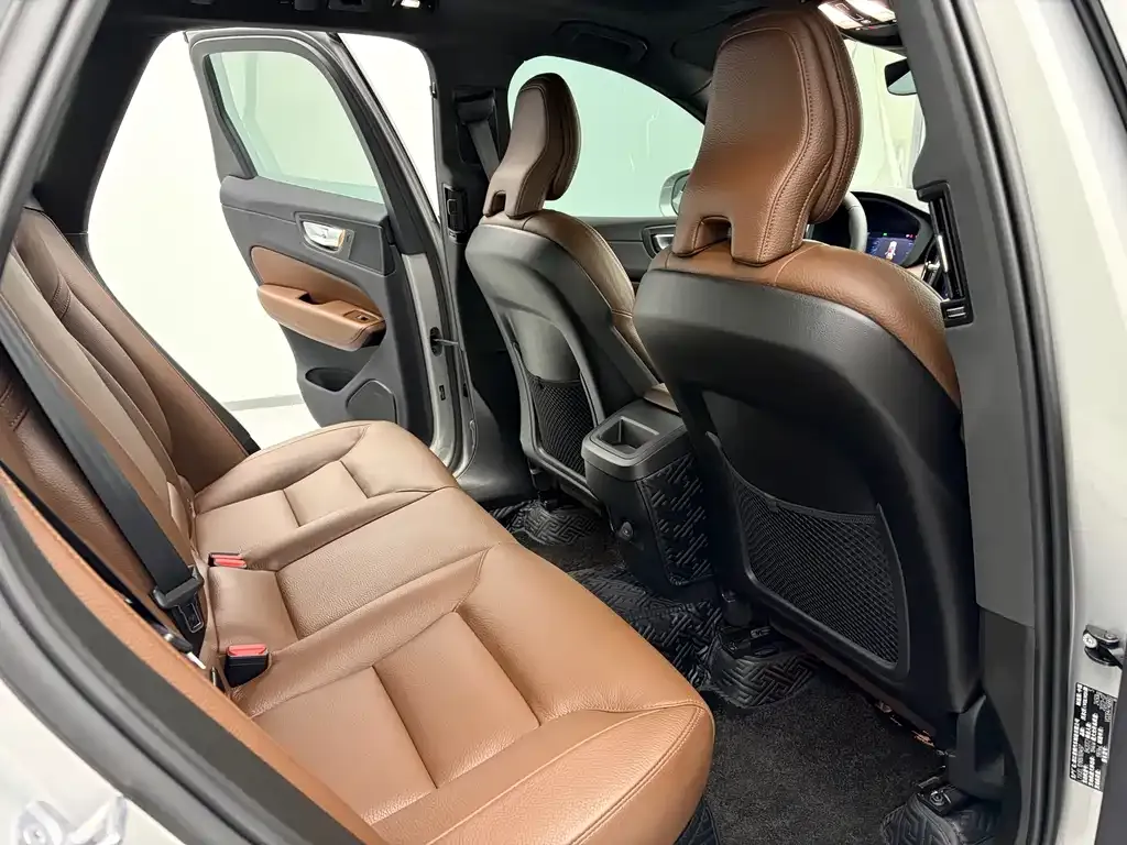 Volvo XC60 2023 из CN, фото 8