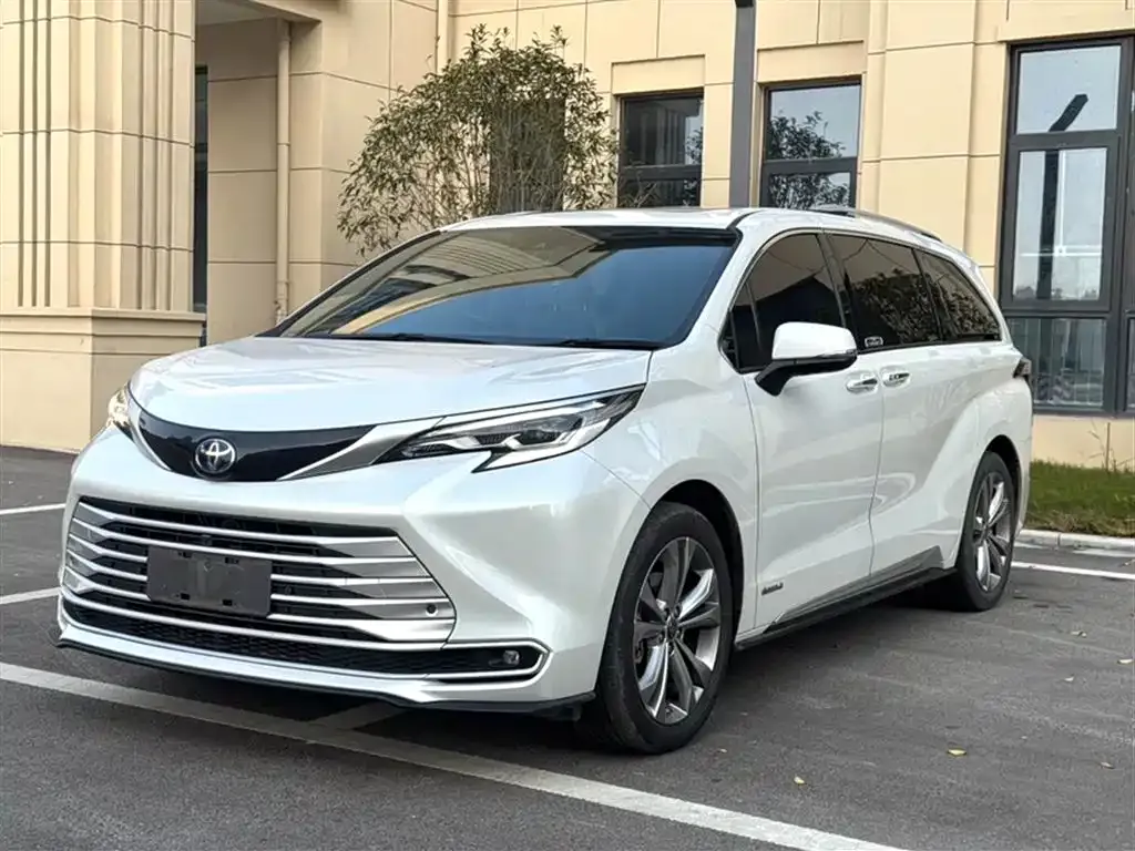 Toyota Sienna 2023 из CN, фото 2