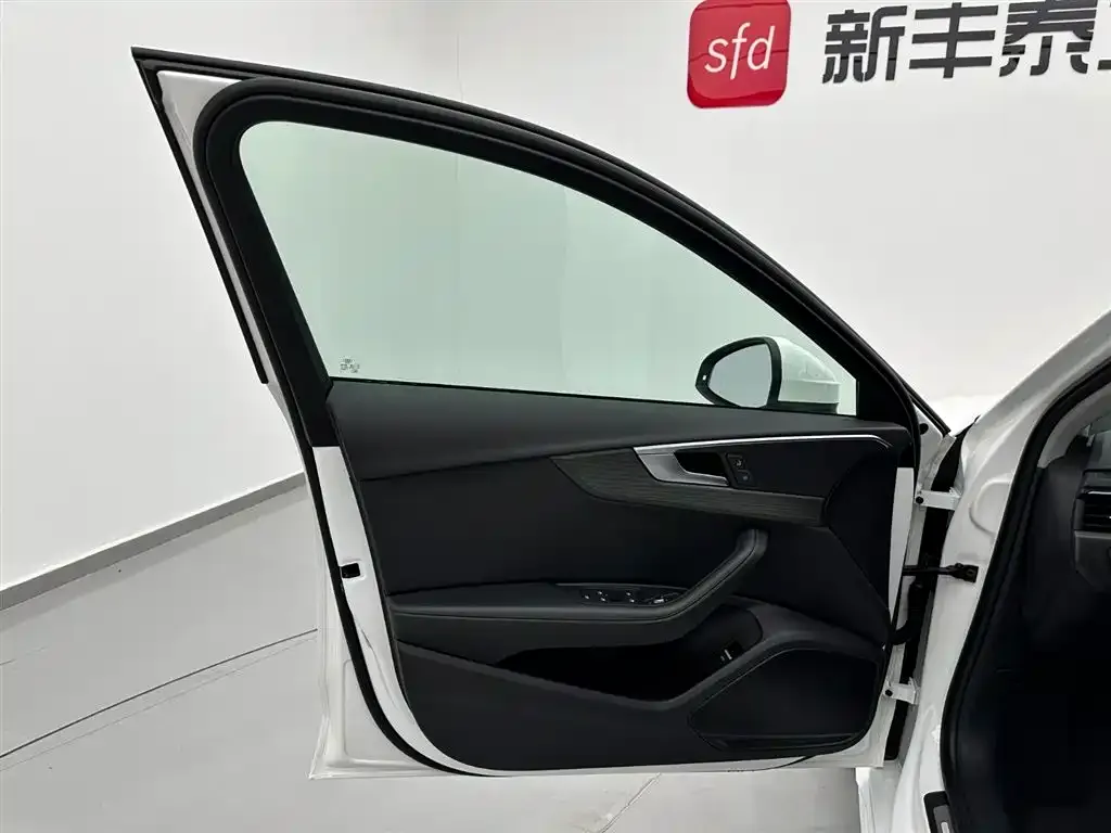 Audi A4L 2022 из CN, фото 8