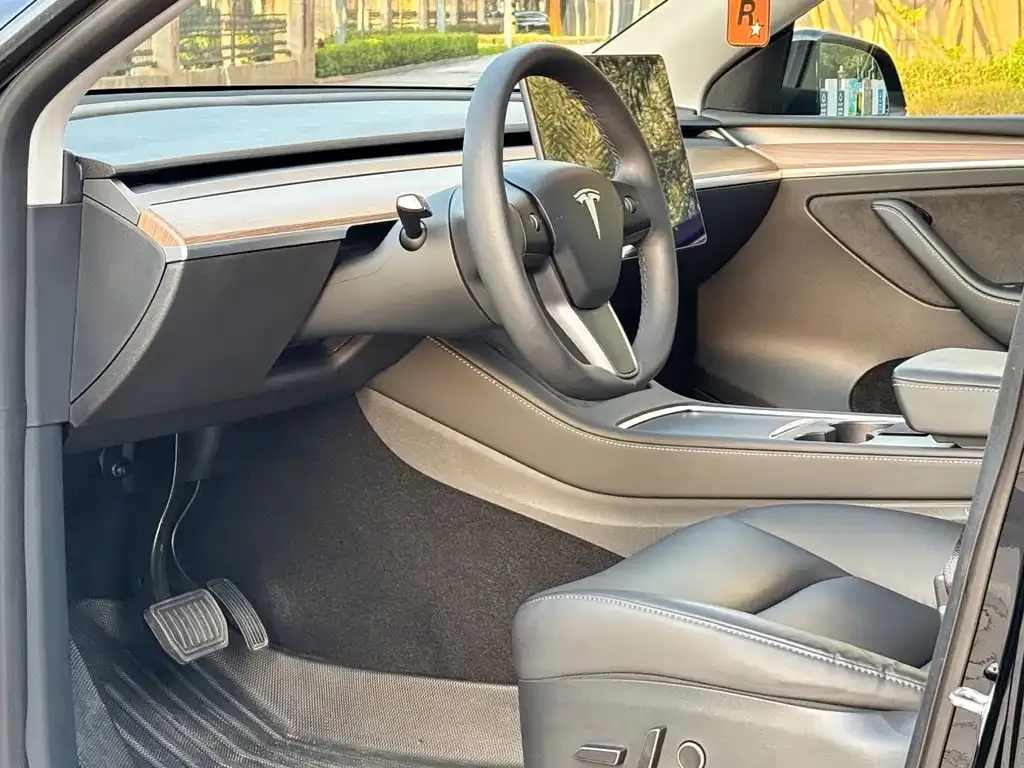 Tesla Model Y — фото 4