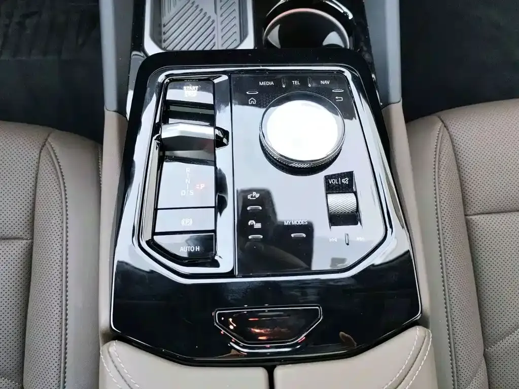 BMW 5 Series 2025 из CN, фото 10