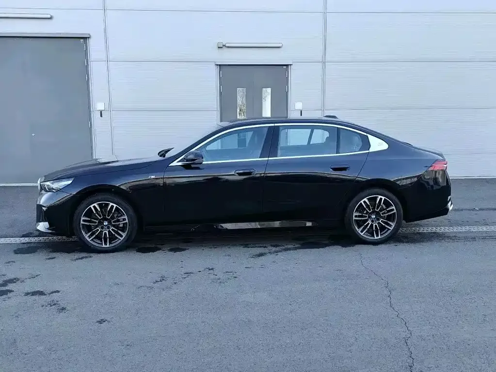 BMW 5 Series 2025 из CN, фото 4
