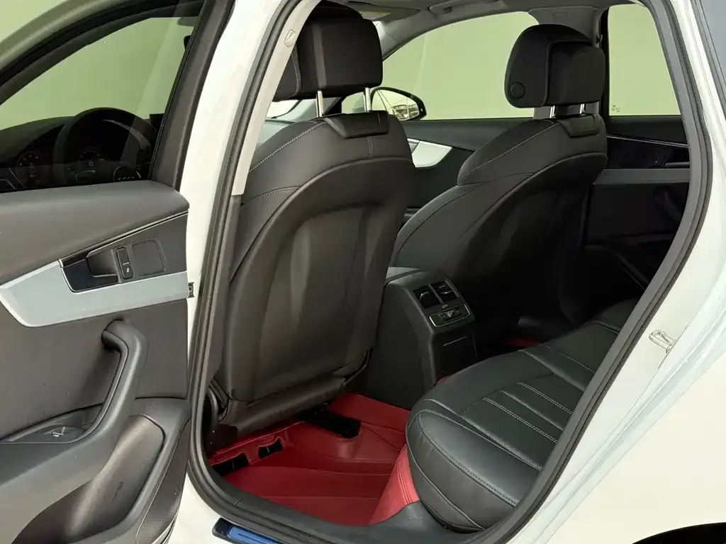 Audi A4L 2022 из CN, фото 5