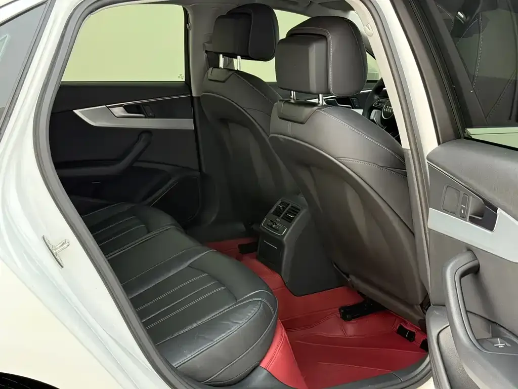 Audi A4L 2022 из CN, фото 6