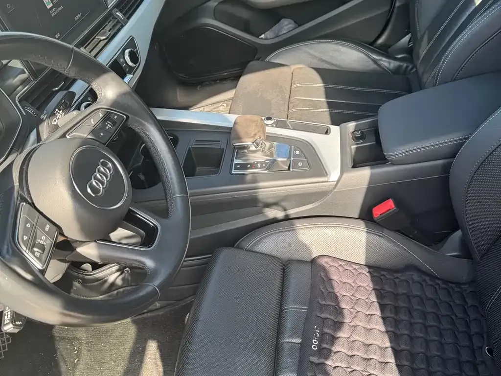 Audi A4L 2022 из CN, фото 2