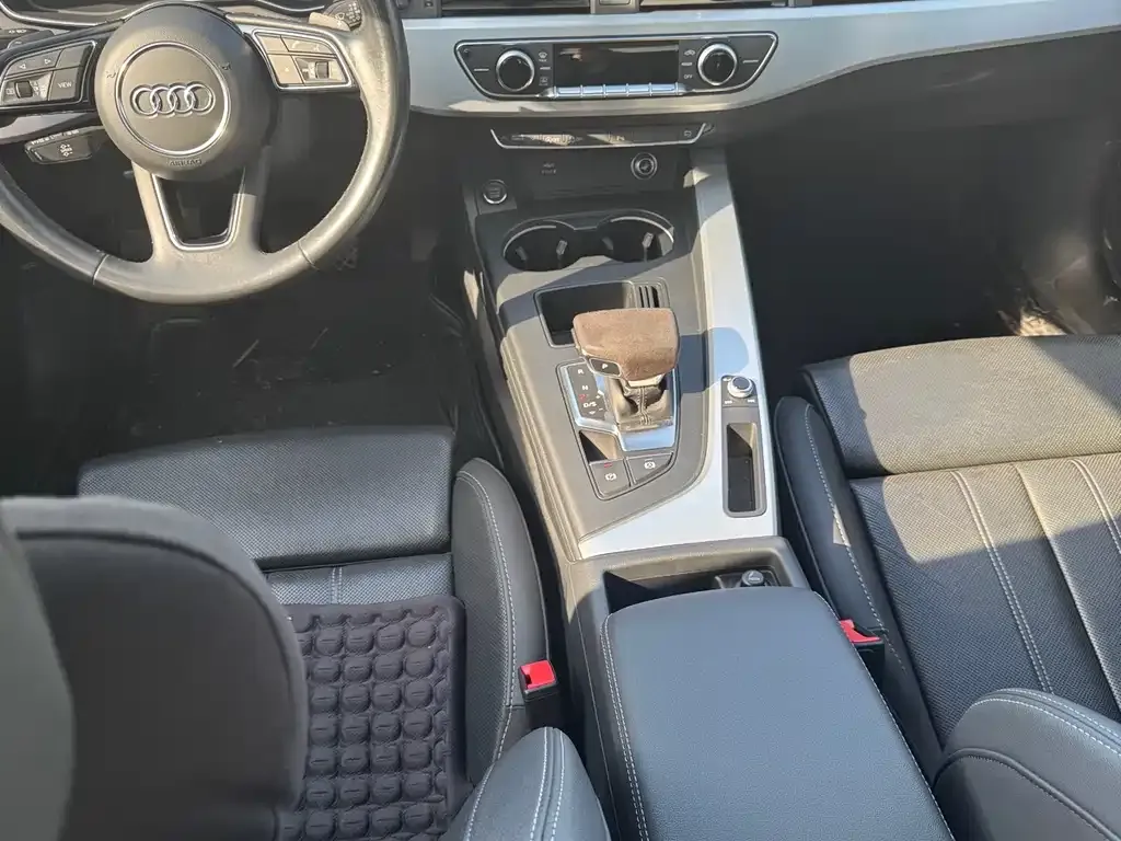 Audi A4L 2022 из CN, фото 4