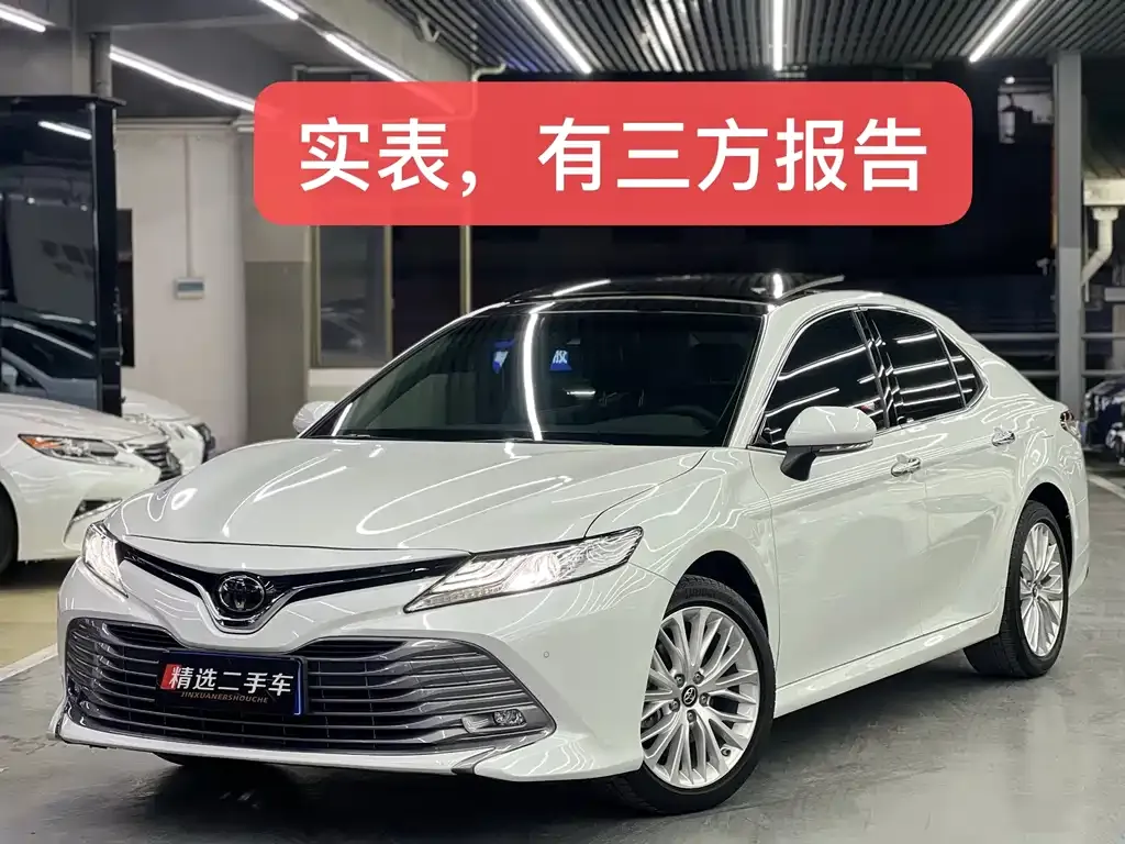 Toyota Camry — фото 1